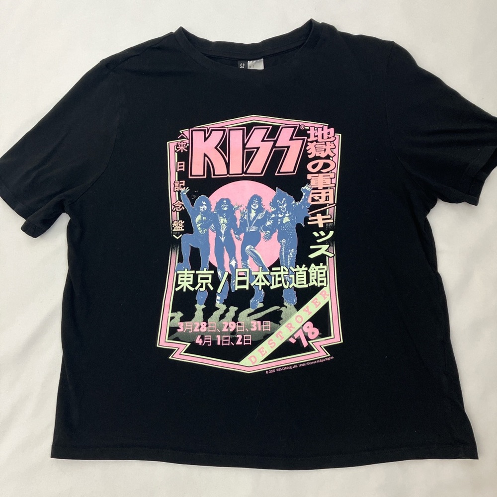 H&M Divided Black short sleeve cropped Kiss band tee woman’s size small